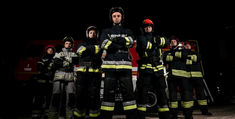 Рівненські рятувальники знялись у «спекотній» фотосесії для календаря (ФОТО)