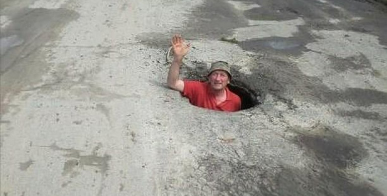 На Рівненщині знайшли яму глибиною в зріст людини