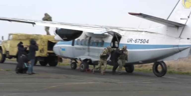 Рівненські правоохоронці знешкодили терористів на борту літака 