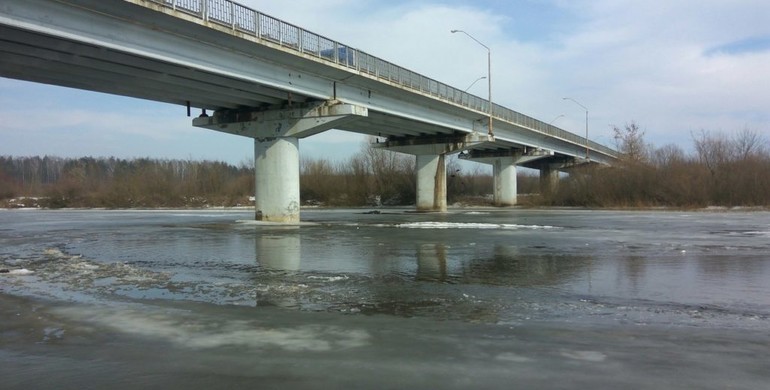  В позаробочий час лікар та рятувальник з Рівненщини витягнули жінку з крижаної води