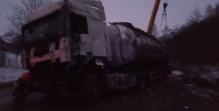 На Рівненщині перекинулася вантажівка, яка перевозила молоко (ФОТО)