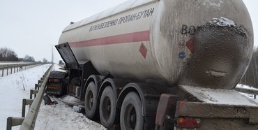 У ДТП на Рівненщині потрапили вантажівки, одна з яких перевозила газ