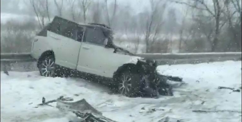 Елітний  Range Rover у ДТП на Рівненщині розірвало навпіл - двоє загиблих [Фото]