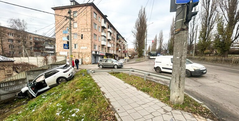 У Рівному на Соборній авто злетіло з дороги, є травмований 
