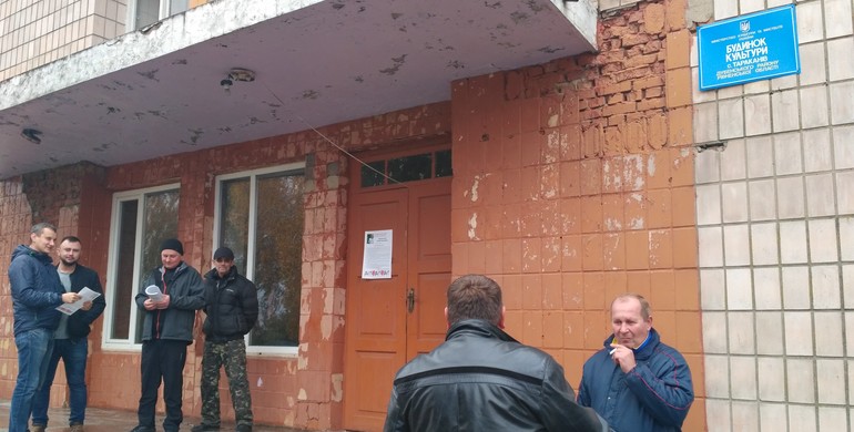 «Сходини села» на Рівненщині: незаконно розміщена агітація та матеріальне зацікавлення виборців