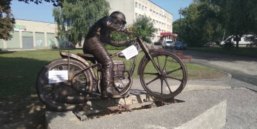 У Рівному встановили скульптуру мотогонщику  (ФОТО) 