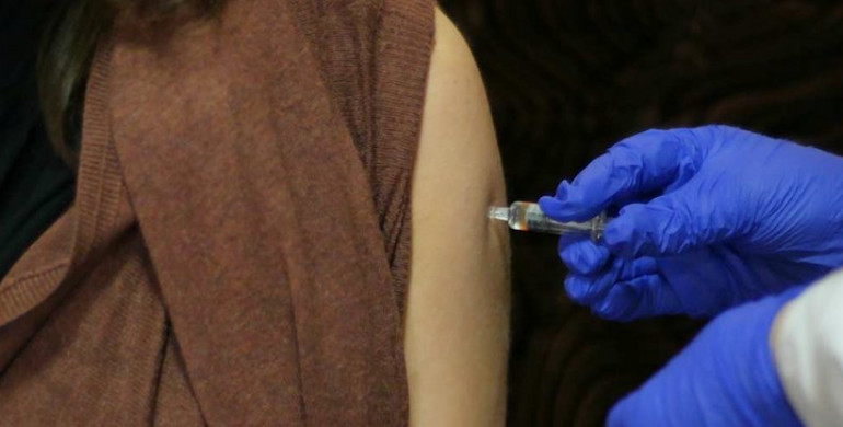 «На ДНК – не впливає»: рівненські медики розвінчали міфи про вакцинацію