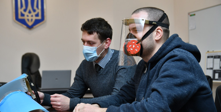 На Рівненщині планують розпочати виробництво захисних масок-екранів для лікарів