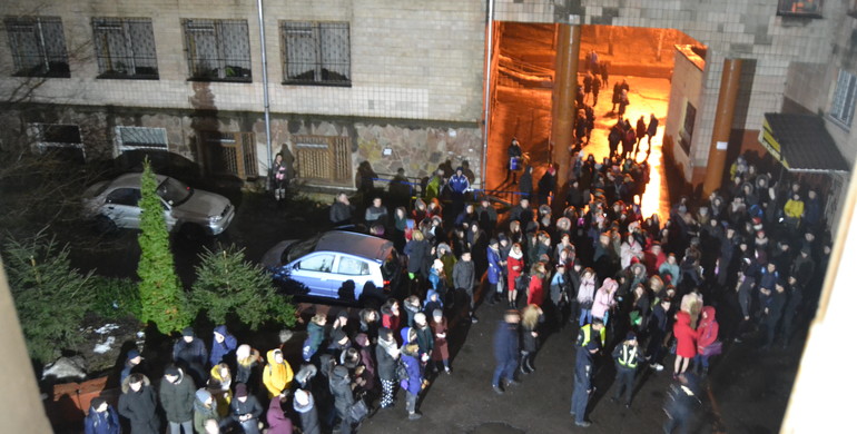 "Ранок починається не з кави": у Рівному з палаючого гуртожитку евакуювали людей (ФОТО)