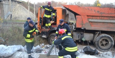 ДТП  у Рівному: водія з салону вантажівки діставали рятувальники (ФОТО) 