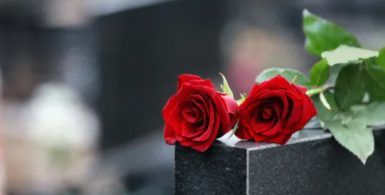 На Рівненщині свекруха украла для невістки троянди із могили військового