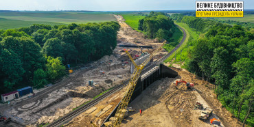 Показали масштабне будівництво шляхопроводу над залізничною колією біля Кустина (ВІДЕО)