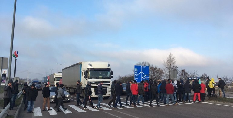Рівненські мітингувальники розблокували автодорогу "Київ - Чоп" 