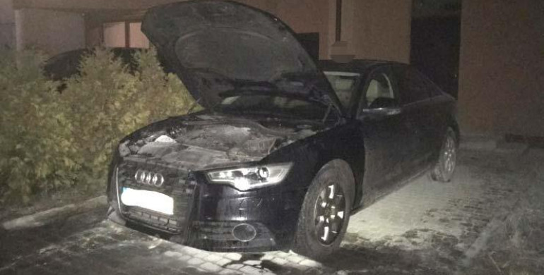 Сьогодні вночі рівненському адвокату спалили авто (ФОТО)