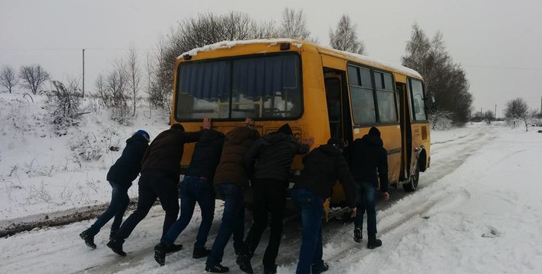 Раптова зима. На Рівненщині застряг автобус з пасажирами