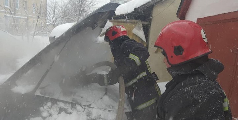 У Дубні горіла автівка депутата