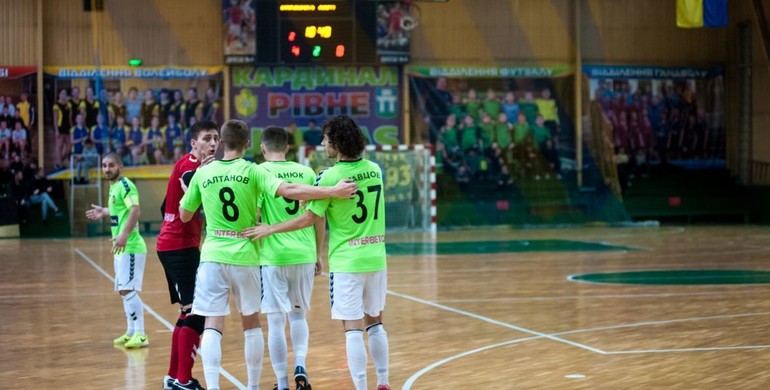 Рівненський "Кардинал" очолив турнірну таблицю Екстра-ліги
