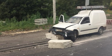 У Рівному на Макарова автівка протаранила бетонний блок