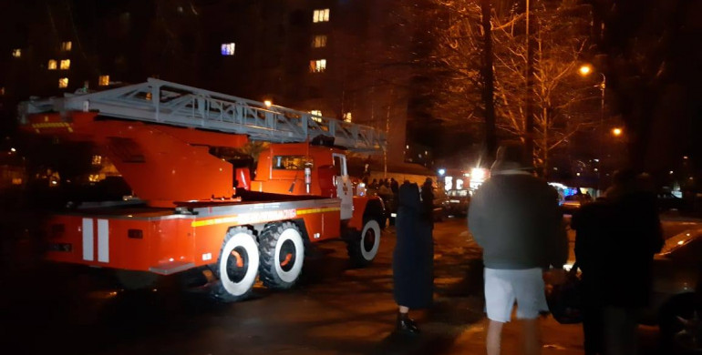 Через пожежу у Рівному мешканці одного з будинків зустріли Новий Рік на вулиці (ФОТО)