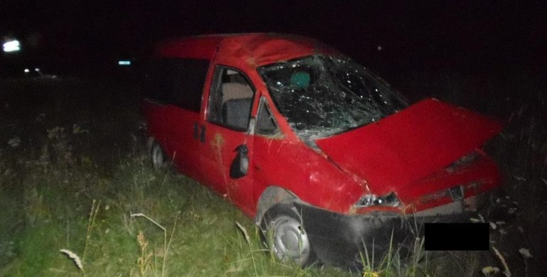 На Рівненщині авто злетіло в кювет: водій не вижив 