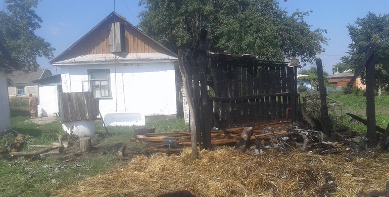На Рівненщині у дерев'яній прибудові згорів мопед і ледь не загорілась хата