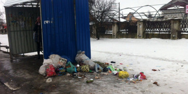 Мешканці Зорі на Рівненщині обурені - зупинки транспорту тонуть в смітті