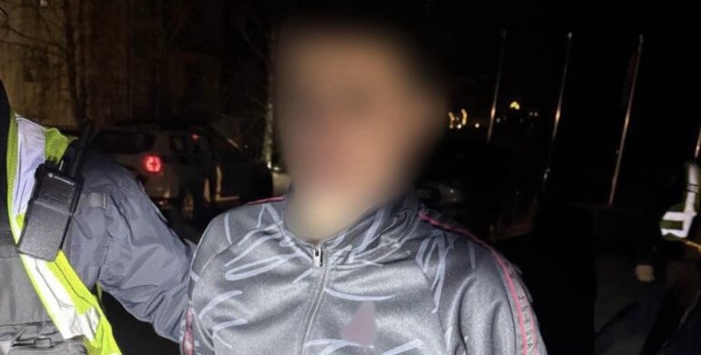 На Рівненщині у водія-порушника виявили арсенал зброї та наркотики