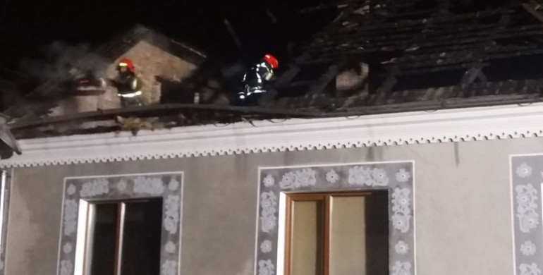 На Дубенщині вісім рятівників намагалися врятувати будинок від пожежі (ФОТО)