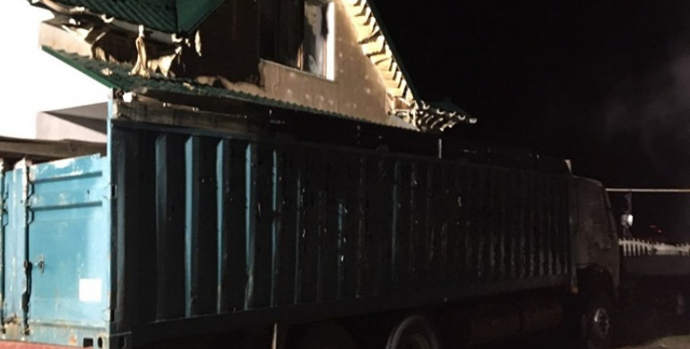 На Рівненщині загорівся автогараж: вантажівку та будинок вдалось врятувати (ФОТО)