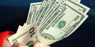 Знаючи де сусідка ховає гроші, неповнолітній житель Рівненщини накрав більше 300 тис доларів