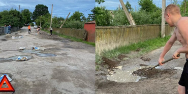 «Кожен день душа болить»: на Рівненщині люди самі цементують ями на сільській дорозі (ФОТО)