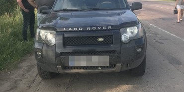 В Рівному зловили Land Rover з бурштином