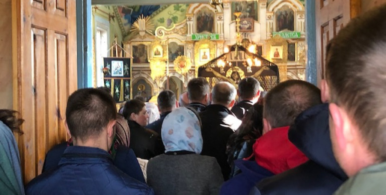 Священик у лікарні, храм опечатаний: Як на Рівненщині церкву українською робили