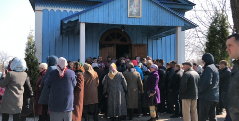 Священик у лікарні, храм опечатаний: Як на Рівненщині церкву українською робили