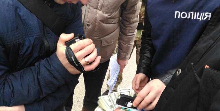 Прокурор з Рівненщини взяв 2500 доларів хабаря в "бурштинщиків" і попався