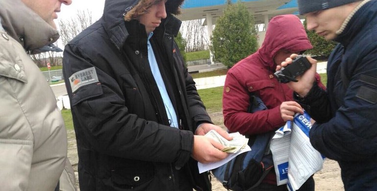 Прокурор з Рівненщини взяв 2500 доларів хабаря в "бурштинщиків" і попався