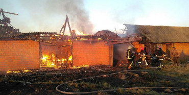 В Дубровицькому районі ледь не згоріло дві будівлі