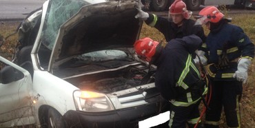 Смертельна ДТП на Рівненщині: тіло з понівеченої автівки діставали рятувальники (ФОТО) 