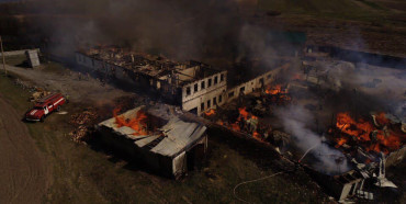 Пожежу біля монастиря УПЦ МП гасили сорок рятувальників