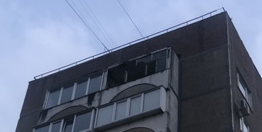 Вітер накоїв біди: на Рівненщині з 9 поверху ледь не впала балконна рама