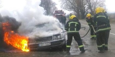 На Рівненщині посеред дороги вщент згоріло авто 