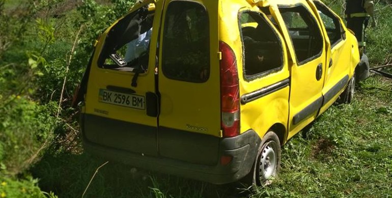 Автівку що перекинулась у кювет на Рівненщині діставали рятувальники
