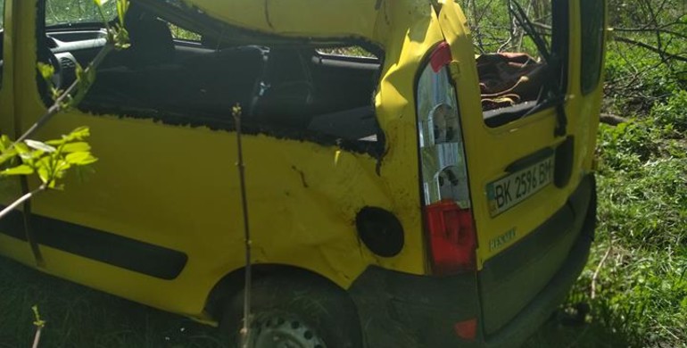 Автівку що перекинулась у кювет на Рівненщині діставали рятувальники