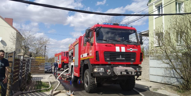 Пожежа біля Рівного: рятувальники загасили приватний будинок і запобігли вибуху (ВІДЕО) 