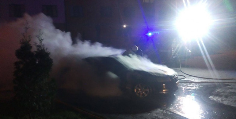 «На Щасливому» у Рівному підпалили авто шоумена (ФОТО)