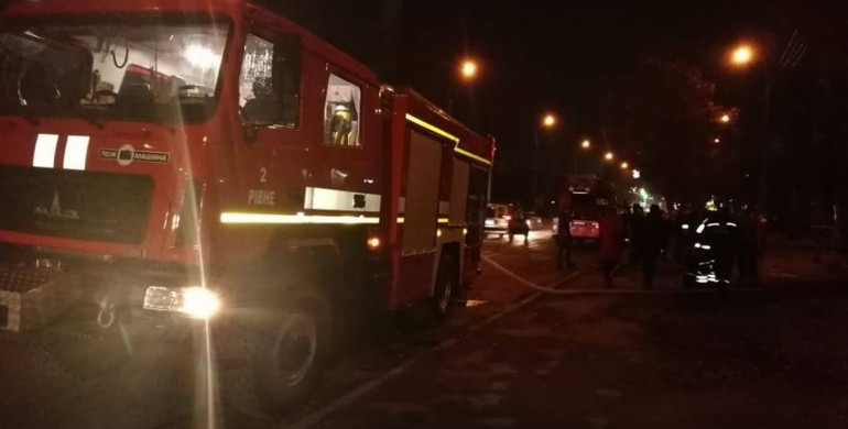 У Рівному на Макарова сталася пожежа у квартирі: вогнеборці врятували жінку (ФОТО)