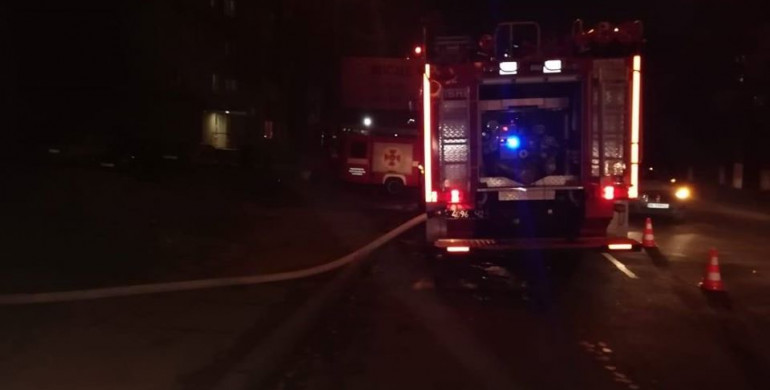 У Рівному на Макарова сталася пожежа у квартирі: вогнеборці врятували жінку (ФОТО)