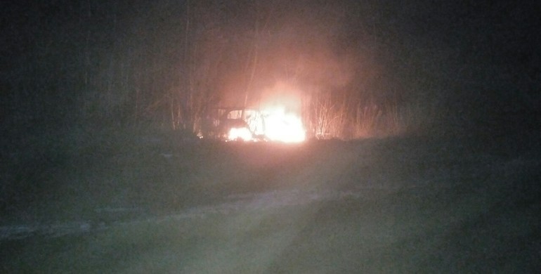 На Рівненщині поблизу дороги спалили євробляху