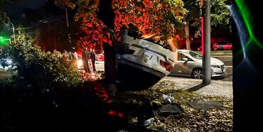 Рівнянин на автомобілі врізався в дерево, перекинувся та залишився неушкодженим 
