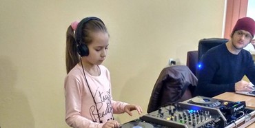 Нове покоління українського діджеінгу: 10-річна рівнянка виступає під псевдонімом Dj Crystal Girl (ІНТЕРВ'Ю) 